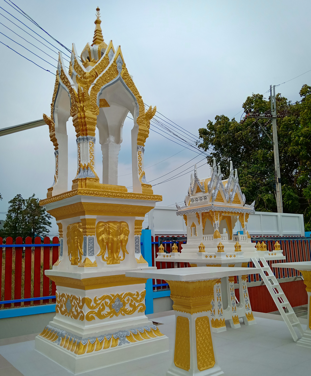 ศาลพระพรหมและศาลเจ้าที่
